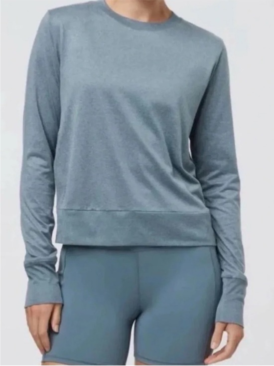 Vuori Tops - Vuori Dusty Blue Long-Sleeve Daydream Crew Size Medium EUC